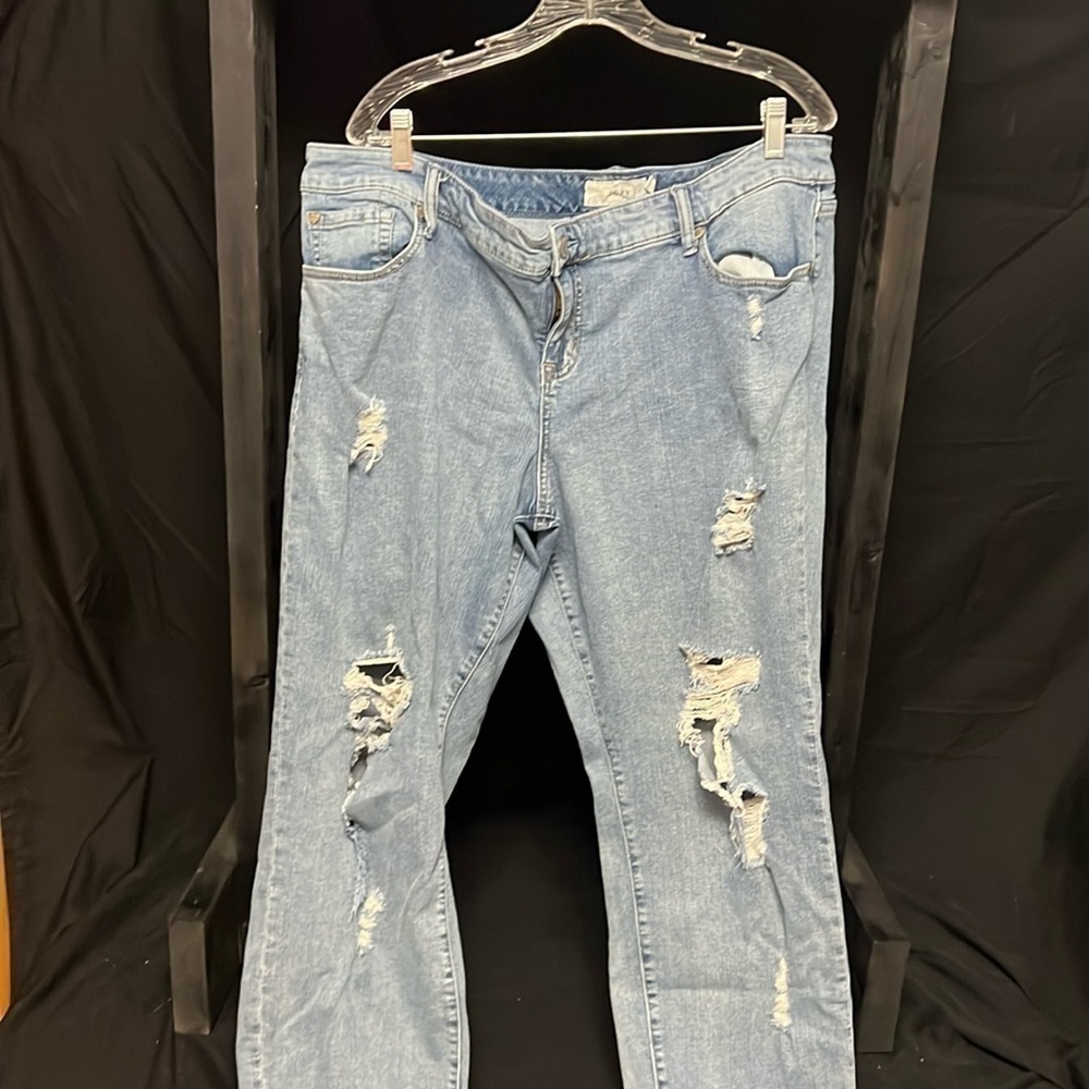 Torrid very distressed jeans size 22 please look at pictures